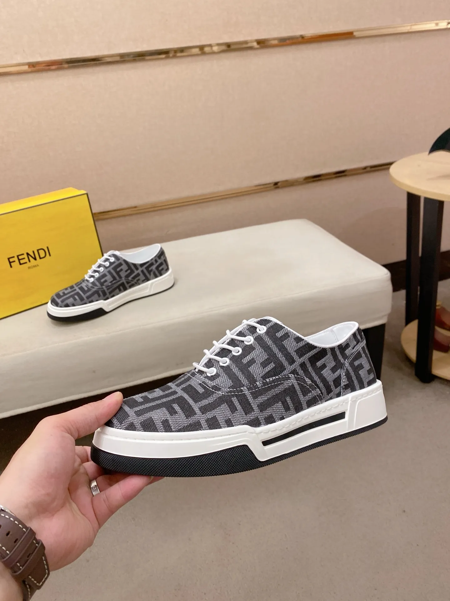 Men's shoes 💰 420💰 (FENDI) New high-top 👊🏻 upper 🇮🇹 imported cowhide fabric 🇩🇪 lining imported sheepskin lining. The original outsole is molded to highlight the identity of every man, and the upper foot is stable and stable🚶🏻🚶🏻The high-end custom counters reproduce the original version📯No matter the wind or rain, the shoe last remains unchanged and can withstand the verification of time🔍️,🔵 Size: 38-44 (45 is custom-made and cannot be returned or exchanged